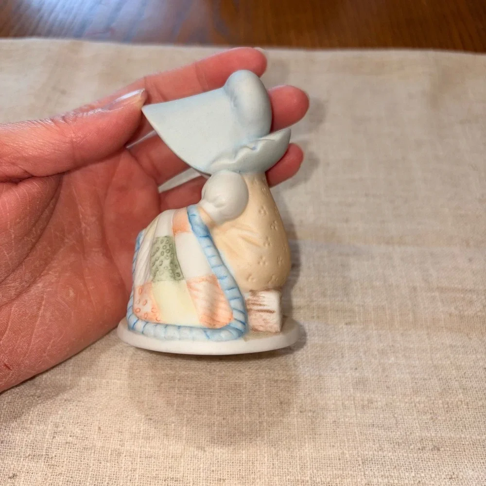 Circle of Friends by‎ Masterpiece Porcelain Figurines Boy Girl Set Eccl 9:10